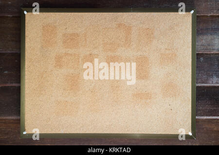 Leere Cork board auf Holz Wand Stockfoto