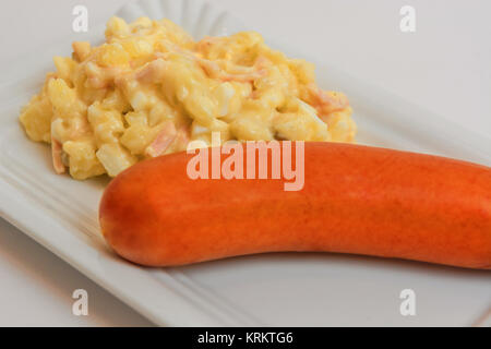 Kartoffelsalat mit Würstchen Stockfoto