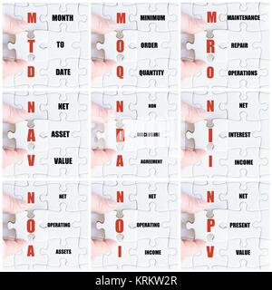 Hand of business man completing the puzzle Stockfoto