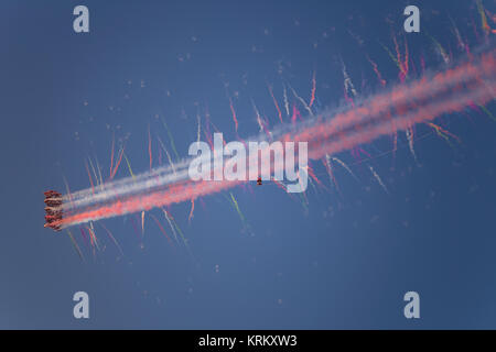 Doha, Katar - Dezember 18, 2017: Durchführen von Fallschirmspringern auf Qatar National Day Parade auf der Corniche Road, Doha, Qatar Stockfoto