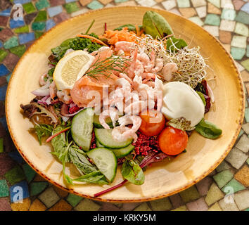 Hausgemachten Salat mit Garnelen, Lachs und Gemüse Stockfoto