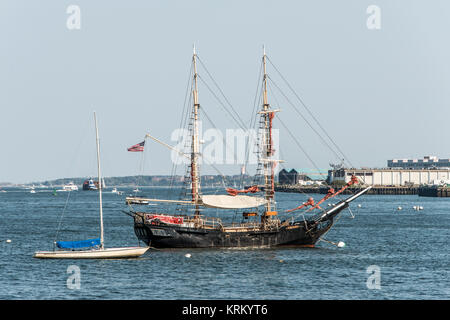 Alte und Moderne kleine Segelboot Segeln Boote Seite an Seite in den Hafen von Boston Massachusetts verankert Stockfoto