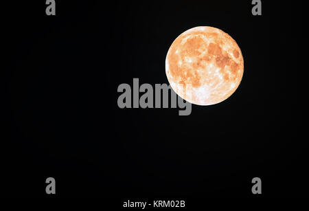 Vollmond in einen schwarzen Himmel Stockfoto