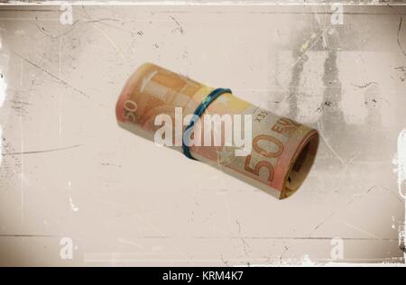 Eine Rolle von 50 Euro-Banknoten auf sepia Hintergrund Stockfoto