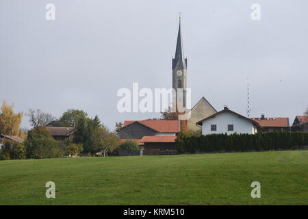 Irschenberg, Miesbach, Oberbayern, Dorf, Kirche, Feld, Wiese, Pfarrei Stockfoto