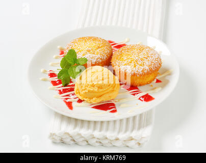 Lemon Cupcakes mit Eis Stockfoto