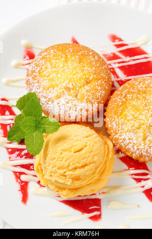 Lemon Cupcakes mit Eis Stockfoto