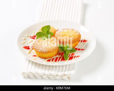 Lemon Cupcakes mit Eis Stockfoto