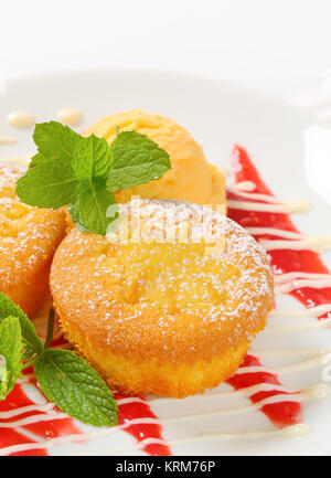 Lemon Cupcakes mit Eis Stockfoto