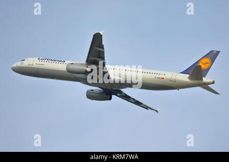 Lufthansa Airbus A321 D-AIDX Weg von London Heathrow Flughafen, Großbritannien Stockfoto