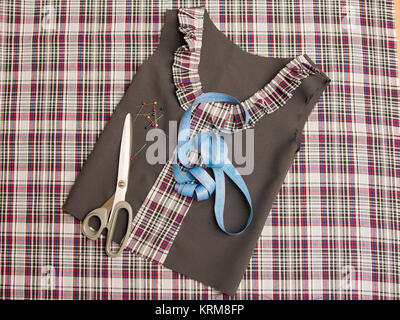 Draufsicht des Werkstücks und den Kindern Schulmaterial Kleid nähen Stockfoto
