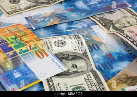 Hintergrund hat der Dollar und Schweizer Franken-Banknoten Stockfoto