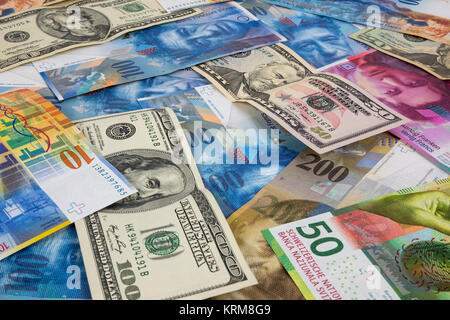 Hintergrund hat der Dollar und Schweizer Franken-Banknoten Stockfoto