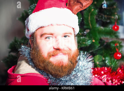 Bärtiger Mann in einem roten Anzug von Santa Claus Stockfoto