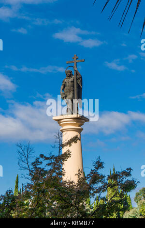 Ein Denkmal des Heiligen Erzengels Michael Kosten, die mit einem Schwert und ein Kreuz auf Alexander Spalte. Sochi, Russland Stockfoto