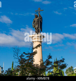 Sochi, Russland - 29. September 2016: Monumentale Spalte mit einer Statue des Erzengels Michael Stockfoto