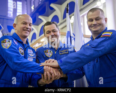 Expedition 47 Crew Mitglieder: NASA-Astronaut Jeff Williams, Links, Russischer Kosmonaut Oleg Skripochka von Roskosmos, Mitte und der russische Kosmonaut Alexei Ovchinin von roskosmos posieren für ein Foto vor ihren Sojus Qualifikation Prüfungen, Mittwoch, 24.02.2016, an der Gagarin Cosmonaut Training Centre (GCTC) in Star City, Russland. Photo Credit: (NASA/Bill Ingalls) Expedition 47 Qualifikation Prüfungen (NHQ 201602240034) Stockfoto