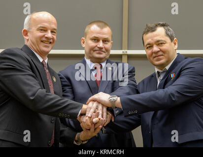 Expedition 47 NASA-Astronaut Jeff Williams, Links, Russischer Kosmonaut Alexei Ovchinin von Roskosmos, Mitte und der russische Kosmonaut Oleg Skripochka posieren für ein Gruppenfoto während einer Besatzung Pressekonferenz auf der Gagarin Cosmonaut Training Centre (GCTC), Freitag, Februar 26, 2016, in Star City, Russland. Photo Credit: (NASA/Bill Ingalls) Expedition 47 Preflight (NHQ 201602260021) Stockfoto