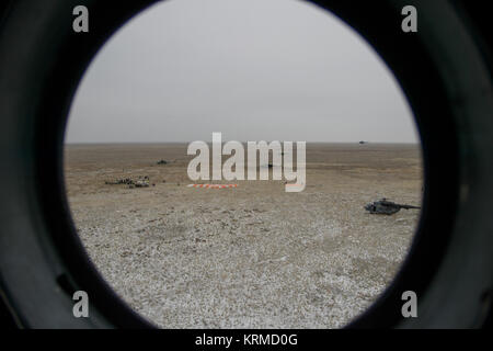 Die Sojus TMA - 18M-Sonde Landeplatz ist durch das Fenster eines ankommenden russische MI-8 Hubschrauber gesehen, nachdem Expedition 46 Kommandant Scott Kelly der NASA und der russischen Kosmonauten Mikhail Kornienko und Sergey Volkov Roskosmos in ihrer Kapsel in der Nähe der Stadt Zhezkazgan, Kasachstan über Mittwoch, 2. März 2016 (Kasachisch Zeit) gelandet. Kelly und Kornienko abgeschlossen eine internationale Raumstation Rekord Jahre währenden Mission wertvolle Daten über die Wirkung von langer Dauer Schwerelosigkeit auf den menschlichen Körper zu sammeln, die verwendet wird, um eine bemannte Mission zum Mars zu formulieren. Volkov kehrte, nachdem er s Stockfoto