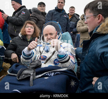 Expedition 46 Kommandant Scott Kelly der NASA Rest in einem Stuhl außerhalb der Sojus TMA-18M Sonde nur wenige Minuten nachdem er und russische Kosmonauten Michail Kornienko und Sergey Volkov von roskosmos in einer abgelegenen Gegend in der Nähe der Stadt Zhezkazgan, Kasachstan am Mittwoch, 2. März 2016 (Kasachisch) gelandet. Kelly und Kornienko abgeschlossen eine Internationale Raumstation Rekordjahr - lange Mission wertvolle Daten über die Wirkung von langer Dauer der Schwerelosigkeit auf den menschlichen Körper, der verwendet wird, eine bemannte Mission zum Mars zu formulieren zu sammeln. Volkov zurückgekehrt, nachdem wir sechs Monate auf der Station. Foto Cred Stockfoto