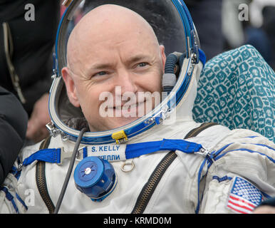 Expedition 46 Kommandant Scott Kelly der NASA Rest in einem Stuhl außerhalb der Sojus TMA-18M Sonde nur wenige Minuten nachdem er und russische Kosmonauten Michail Kornienko und Sergey Volkov von roskosmos in einer abgelegenen Gegend in der Nähe der Stadt Zhezkazgan, Kasachstan am Mittwoch, 2. März 2016 (Kasachisch) gelandet. Kelly und Kornienko abgeschlossen eine Internationale Raumstation Rekordjahr - lange Mission wertvolle Daten über die Wirkung von langer Dauer der Schwerelosigkeit auf den menschlichen Körper, der verwendet wird, eine bemannte Mission zum Mars zu formulieren zu sammeln. Volkov zurückgekehrt, nachdem wir sechs Monate auf der Station. Foto Cred Stockfoto