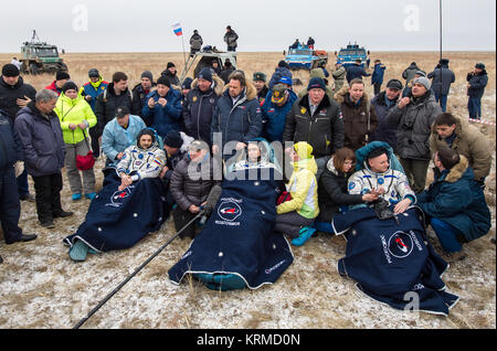 Russischen Kosmonauten Michail Kornienko, Links, Sergey Volkov von Roskosmos, Mitte und Expedition 46 Kommandant Scott Kelly von der NASA, der Rest in einer Stühlen außerhalb des Sojus TMA-18M Sonde nur wenige Minuten, nachdem sie in einer abgelegenen Gegend in der Nähe der Stadt Zhezkazgan, Kasachstan am Mittwoch, 2. März 2016 (Kasachisch) gelandet. Kelly und Kornienko abgeschlossen eine Internationale Raumstation Rekordjahr - lange Mission wertvolle Daten über die Wirkung von langer Dauer der Schwerelosigkeit auf den menschlichen Körper, der verwendet wird, eine bemannte Mission zum Mars zu formulieren zu sammeln. Volkov kehrte nach sechs Monaten haben die Ausgaben für die Sta Stockfoto
