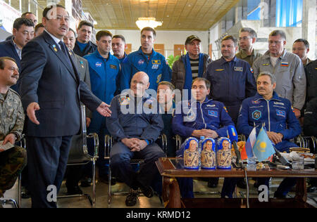 Kopf von Kasachstan National Space Agency, KazCosmos, und ehemaliger Kosmonaut Talgat Musabayev begrüßt Haus Expedition 46 Kommandant Scott Kelly von der NASA, links, und russische Kosmonauten Sergej Wolkow, Center, und Mikhail Kornienko am Zhezkazgan Flughafen in Kasachstan auf Mittwoch, 2. März 2016 (Kasachisch-Zeit). Kelly und Kornienko abgeschlossen eine internationale Raumstation Rekord Jahre währenden Mission wertvolle Daten über die Wirkung von langer Dauer Schwerelosigkeit auf den menschlichen Körper zu sammeln, die verwendet wird, um eine bemannte Mission zum Mars zu formulieren. Volkov zurückgegeben, nachdem er sechs Monate auf der Station. PH Stockfoto