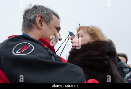 Russischer Kosmonaut Mikhail Kornienko, Willkommen Zuhause von seiner Frau am Chkalovsky Flughafen in Star City, Russland mehrere Stunden nachdem er und russische Kosmonaut Sergej Wolkow Roskosmos und NASA-Astronaut Scott Kelly ist ihre Sojus-Raumschiff in einer abgelegenen Gegend außerhalb der Stadt Zhezkazgan, Kasachstan, auf Mittwoch, 2. März 2016 gelandet.  Kelly und Kornienko abgeschlossen eine internationale Raumstation Rekord Jahre währenden Mission wertvolle Daten über die Wirkung von langer Dauer Schwerelosigkeit auf den menschlichen Körper zu sammeln, die verwendet wird, um eine bemannte Mission zum Mars zu formulieren. Volkov kehrte, nachdem er s Stockfoto