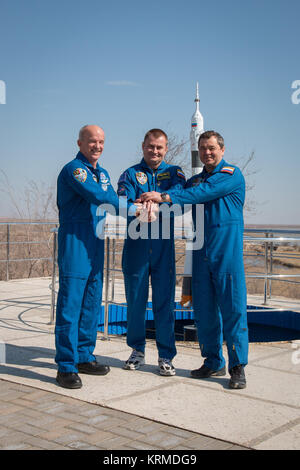 Hinter der Kosmonaut Hotel Besatzung in Baikonur, Kasachstan, die Expedition 47-48 prime Crewmitglieder posieren für Fotos 12. März als Teil ihrer vorbereitenden Aktivitäten. Von links nach rechts sind die wichtigsten Crewmitglieder Jeff Williams der NASA und Alexey Ovchinin und Oleg Skripochka von Roskosmos. Williams, Skripochka Ovchinin und führen abschließende Ausbildung für ihre Einführung März 19, Kasachisch, der Sojus TMA-20 M Sonde für eine sechsmonatige Mission auf der Internationalen Raumstation. NASA/Victor Zelentsov Sojus TMA-20 M Crew hinter der Kosmonaut Hotel Stockfoto