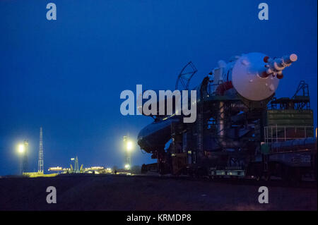 Die Sojus TMA-20 M Sonde wird an die Launch Pad mit dem Zug in den frühen Morgenstunden des Mittwoch, 16. März 2016 Auf dem Kosmodrom Baikonur in Kasachstan. Start der Sojus-Rakete ist für den 19. März festgelegt und wird tragen Expedition 47 Sojus Commander Alexey Ovchinin von Roskosmos, Flugingenieur Jeff Williams der NASA, und Bordingenieur Oleg Skripochka von Roskosmos in den Orbit zu ihren fünf und einem halben Monat Mission auf der Internationalen Raumstation beginnen. Photo Credit: (NASA/Aubrey Gemignani) Expedition 47 Sojus Rollout (NHQ 201603160007) Stockfoto