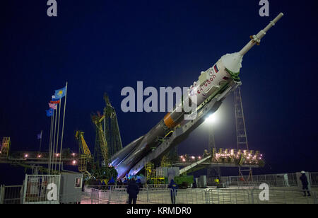 Die Sojus TMA-20 M Sonde in die Stellung auf dem Launch Pad Mittwoch, 16. März 2016 Auf dem Kosmodrom Baikonur in Kasachstan. Start der Sojus-Rakete ist für den 19. März festgelegt und wird tragen Expedition 47 Sojus Commander Alexey Ovchinin von Roskosmos, Flugingenieur Jeff Williams der NASA, und Bordingenieur Oleg Skripochka von Roskosmos in den Orbit zu ihren fünf und einem halben Monat Mission auf der Internationalen Raumstation beginnen. Photo Credit: (NASA/Aubrey Gemignani) Expedition 47 Sojus Heben (NHQ 201603160022) Stockfoto