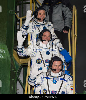 Expedition 47 Sojus Commander Alexey Ovchinin von Roskosmos, unten; Flugingenieur Jeff Williams der NASA, Mitte; und Bordingenieur Oleg Skripochka, von Roskosmos, top, Wave Abschied vor dem Boarding die Sojus TMA-20 M Sonde für den Start, Samstag, März 19, 2016 auf dem Kosmodrom Baikonur in Kasachstan. Ovchinin, Williams, und Skripochka wird die nächsten fünf verbringen und eine halbe Monate an Bord der Internationalen Raumstation. Photo Credit: (NASA/Aubrey Gemignani) Expedition 47 Abreise Wave (NHQ 201603190012) Stockfoto