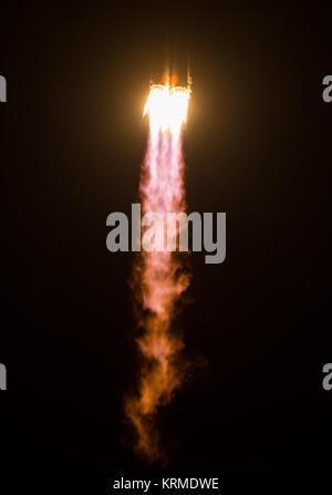 Die Sojus TMA-20 M Raketenstarts vom Kosmodrom Baikonur in Kasachstan am Samstag, 19. März 2016 Durchführung der Expedition 47 Sojus Commander Alexey Ovchinin von Roskosmos, Flugingenieur Jeff Williams der NASA, und Bordingenieur Oleg Skripochka von Roskosmos in die Umlaufbahn ihre fünf zu beginnen und einen halben Monat Mission auf der Internationalen Raumstation. (Foto: NASA/Aubrey Gemignani) Expedition 47 Starten (NHQ 201603190003) Stockfoto