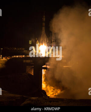 Die Sojus TMA-20 M Raketenstarts vom Kosmodrom Baikonur in Kasachstan am Samstag, 19. März 2016 Durchführung der Expedition 47 Sojus Commander Alexey Ovchinin von Roskosmos, Flugingenieur Jeff Williams der NASA, und Bordingenieur Oleg Skripochka von Roskosmos in die Umlaufbahn ihre fünf zu beginnen und einen halben Monat Mission auf der Internationalen Raumstation. (Foto: NASA/Aubrey Gemignani) Expedition 47 Starten (NHQ 201603190005) Stockfoto