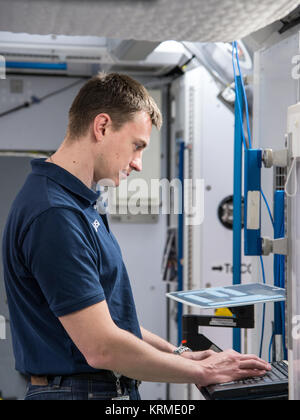 Datum: 03-22-16 Ort: Geb. 9 NW, ISS Mockups Betrifft: Expedition 51/52 Crew Mitglieder Mark Vande Hei, Nikolai Tikhonov und Aleksandr Misurkin während des Brandes Szene allgemeine Ausbildung. Fotograf: James Blair Nikolai Tikhonov während des Brandes Szene allgemeine Ausbildung (2) Stockfoto
