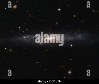 Dieses eindrucksvolle NASA/ESA Hubble Space Telescope Bild fängt die Galaxie UGC 477, befindet sich über 110 Millionen Lichtjahre entfernt im Sternbild der Fische (der Fisch). UGC 477 ist eine geringe Oberflächenhelligkeit (LSB) Galaxy. Zuerst 1976 von Mike Disney, die Existenz von LSB-Galaxien erst 1986 mit der Entdeckung von Malin 1 bestätigt wurde vorgeschlagen. LSB-Galaxien wie UGC477 sind mehr diffus verteilt als Galaxien wie Andromeda und der Milchstraße. Mit einer Helligkeit von bis zu 250-mal schwächer als der Nachthimmel, diese Galaxien kann unglaublich schwer zu erfassen. Die meisten der Materie Stockfoto