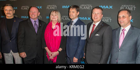 Der russische Kosmonaut Michail Kornienko, Links, NASA-Astronaut Barry Wilmore, zweiter von links, Autor und Regisseur Toni Myers, dritte von links, der russische Kosmonaut Anton Shkaplerov, dritter von rechts, NASA-Astronaut Terry Virts, zweiter von rechts, und der russische Kosmonaut Oleg Kononenko, rechts, Post für ein Bild, wie Sie ankommen für die die Weltpremiere der IMAX Film "Ein schöner Planet" bei AMC Loews Lincoln Square Theater am Samstag, 16. April 2016 in New York City. Der Film zeigt Aufnahmen der Erde von den Astronauten an Bord der Internationalen Raumstation gefangen. Photo Credit: (NASA/Joel Kowsky) Stockfoto