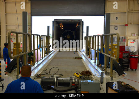 In Gebäude 1555 auf der Vandenberg Air Force Base in Kalifornien, Techniker und Ingenieure entlasten die erste Stufe Motor für die ORBITALE ATK Pegasus XL Rakete, die acht NASA Cyclone Global Navigation Satellite System, oder CYGNSS, Raumfahrzeuge. Vorbereitungen am Vandenberg, die Rakete abgeschlossen, mit CYGNSS in ihrer Nutzlastverkleidung, wird dem Orbital ATK L-1011 Träger Flugzeuge angebracht werden und zum Kennedy Space Center der NASA in Florida transportiert. Am Dez. 12, 2016, den Träger Flugzeuge wird voraussichtlich aus dem Kompaktlader Streifen der Cape Canaveral Air Force Station und CYGNSS zu nehmen Stockfoto