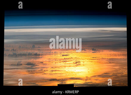 Expedition 47 Erdbeobachtung composite erstellt mit ISS047-E 078039 - ISS047-E 078041 137B 1653-137 B 1655 Sonne funkeln 1150 mm Objektiv ISS-47 Erde Sonnenuntergang von der Internationalen Raumstation Stockfoto