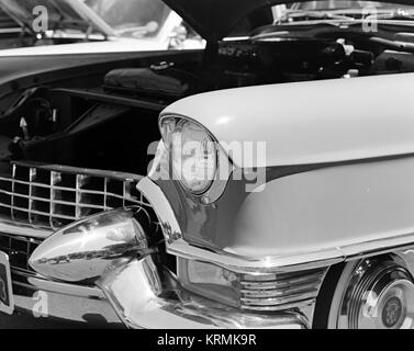 1955 Classic Vintage Cadillac Fleetwood Auto, Schwarze und Weiße, Stoßfänger, Kotflügel, Scheinwerfer und Motorhaube Foto, Pentax 6X7 MLU, Ilford Delta 100 120 Film Stockfoto