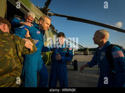 Expedition 47 astronaut Tim Kopra der NASA ist vom Hubschrauber aus, die ihn auf die karaganda Flughafen von der Sojus TMA-19 M Landing Zone gebracht Samstag, 18. Juni 2016 geholfen. Kopra, Tim Peake der Europäischen Weltraumorganisation und Jurij Malenchenko von roskosmos kehrte nach sechs Monaten im Raum, wo sie dienten als Mitglieder der Expedition 46 und 47 Crews der Internationalen Raumstation an Bord. Photo Credit: (NASA/Bill Ingalls) Expedition 47 Sojus TMA-19 M Landung (NHQ 201606180047) Stockfoto