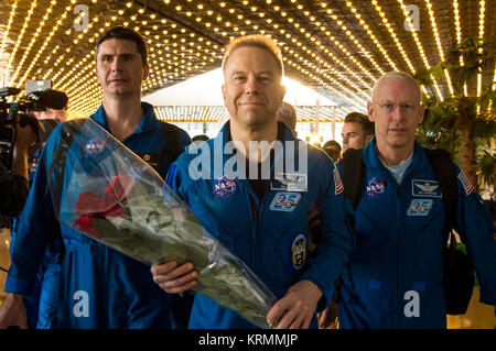 Expedition 47 astronaut Tim Kopra der NASA, Mitte, kommt am Flughafen Karaganda in Kasachstan ein paar Stunden, nachdem er, Jurij Malenchenko von Roskosmos, und Tim Peake der Europäischen Raumfahrtagentur bei der Sojus TMA-19 M Sonde in der Nähe der Stadt Zhezkazgan, Kasachstan landete am Samstag, 18. Juni 2016. Kopra, Peake, und Malenchenko kehren nach sechs Monaten im Raum, wo sie dienten als Mitglieder der Expedition 46 und 47 Crews der Internationalen Raumstation an Bord. Photo Credit: (NASA/Bill Ingalls) Expedition 47 Sojus TMA-19 M Landung (NHQ 201606180049) Stockfoto