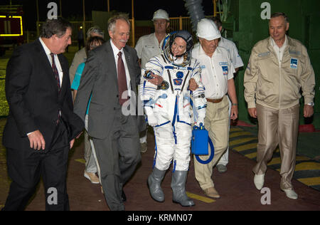 Kirk Shireman der NASA, ISS-Programm Manager, Links, und William Gerstenmaier, NASA-Administrator Associate für bemannte Exploration und Operationen mit NASA-Astronaut Kate Rubins, wie sie bereitet die Sojus MS-01 Raumschiff Board mit dem russischen Kosmonauten Anatoly Ivanishin von Roskosmos, und der japanische Astronaut Takuya Onishi der Japan Aerospace Exploration Agency (JAXA), Donnerstag, 7. Juli 2016 Auf dem Kosmodrom Baikonur in Kasachstan. Rubins, Ivanishin und Onishi vom Kosmodrom Baikonur in Kasachstan gestartet am Morgen des 7. Juli, Kasachisch Zeit (6. Juli Eastern Time.) Alle drei Verbringen Stockfoto