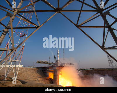 Die Sojus MS-01 Raumschiff startet vom Kosmodrom Baikonur mit Expedition 48-49 Crewmitglieder Kate Rubins der NASA, Anatoly Ivanishin von Roskosmos und Takuya Onishi der Japan Aerospace Exploration Agency (JAXA) onboard, Donnerstag, 7. Juli 2016, kasachischen Zeit (6. Juli), Baikonur, Kasachstan. Rubins, Ivanishin und Onishi wird etwa vier Monate auf dem orbital Komplex verbringen, Rückkehr zur Erde im Oktober. Photo Credit: (NASA/Bill Ingalls) Expedition 48 Starten (NHQ 201607070005) Stockfoto