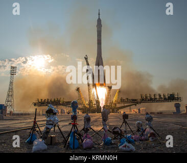 Die Sojus MS-01 Raumschiff startet vom Kosmodrom Baikonur mit Expedition 48-49 Crewmitglieder Kate Rubins der NASA, Anatoly Ivanishin von Roskosmos und Takuya Onishi der Japan Aerospace Exploration Agency (JAXA) onboard, Donnerstag, 7. Juli 2016, kasachischen Zeit (6. Juli), Baikonur, Kasachstan. Rubins, Ivanishin und Onishi wird etwa vier Monate auf dem orbital Komplex verbringen, Rückkehr zur Erde im Oktober. Photo Credit: (NASA/Bill Ingalls) Expedition 48 Starten (NHQ 201607070011) Stockfoto