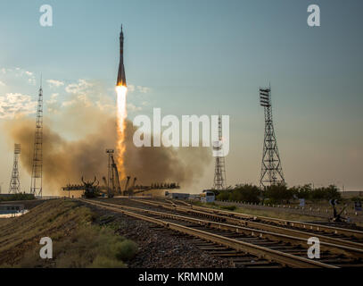 Die Sojus MS-01 Raumschiff startet vom Kosmodrom Baikonur mit Expedition 48-49 Crewmitglieder Kate Rubins der NASA, Anatoly Ivanishin von Roskosmos und Takuya Onishi der Japan Aerospace Exploration Agency (JAXA) onboard, Donnerstag, 7. Juli 2016, kasachischen Zeit (6. Juli), Baikonur, Kasachstan. Rubins, Ivanishin und Onishi wird etwa vier Monate auf dem orbital Komplex verbringen, Rückkehr zur Erde im Oktober. Photo Credit: (NASA/Bill Ingalls) Expedition 48 Starten (NHQ 201607070009) Stockfoto
