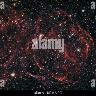 Dieser NASA/ESA Hubble Space Telescope Bild fängt die Überreste eines längst verstorbenen Stern. Diese wehen Fetzen von ionisiertem Gas, namens DM L 316 A, befinden sich rund 160 000 Lichtjahre entfernt in einer der nächsten Galaktischen Nachbarn der Milchstraße - der Großen Magellanschen Wolke (LMC). Die Explosion, die DM L 316A war ein Beispiel für eine besonders energisch und helle Vielzahl von Supernova, als eine Typ Ia Supernova solche Ereignisse bekannt gebildet werden, die auftreten, wenn ein Weißer Zwerg mehr Material, als es von einem nahen Begleiter verarbeiten kann, stiehlt, und Gleichgewicht. Das Ergebnis ist ein spektakuläres Release o Stockfoto