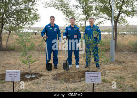 Expedition 49 Bordingenieur Shane Kimbrough von NASA, Links, Sojus Commander Sergey Ryzhikov von Roskosmos, Mitte, und Flugingenieur Andrey Borisenko von roskosmos sind Sie nach der Teilnahme an der traditionellen Baum hobeln Zeremonie an der Kosmonaut Hotel am Freitag, Sept. 16, 2016 in Baikonur, Kasachstan. Kimbrough, Ryzhikov und Borisenko sind geplant, um die Internationale Raumstation an Bord der Sojus MS-02 Raumschiff vom Kosmodrom Baikonur in Kasachstan am 24. September Zeit, um zu starten. Photo Credit: (NASA/Victor Zelentsov) Expedition 49 Preflight (NHQ 201609160013) Stockfoto