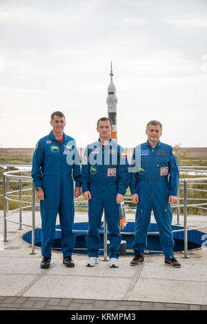 Expedition 49 Bordingenieur Shane Kimbrough von NASA, Links, Sojus Commander Sergey Ryzhikov von Roskosmos, Mitte, und Flugingenieur Andrey Borisenko von roskosmos Links, für die Gruppe ein Bild von einem Modell der Sojus Rakete während der Tag an der Kosmonaut Hotel am Freitag, Sept. 16, 2016 in Baikonur, Kasachstan dar. Kimbrough, Ryzhikov und Borisenko sind geplant, um die Internationale Raumstation an Bord der Sojus MS-02 Raumschiff vom Kosmodrom Baikonur in Kasachstan am 24. September Zeit, um zu starten. Photo Credit: (NASA/Victor Zelentsov) Expedition 49 Preflight (NHQ 201609160014) Stockfoto