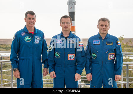 Expedition 49 Bordingenieur Shane Kimbrough von NASA, Links, Sojus Commander Sergey Ryzhikov von Roskosmos, Mitte, und Flugingenieur Andrey Borisenko von roskosmos Links, für die Gruppe ein Bild von einem Modell der Sojus Rakete während der Tag an der Kosmonaut Hotel am Freitag, Sept. 16, 2016 in Baikonur, Kasachstan dar. Kimbrough, Ryzhikov und Borisenko sind geplant, um die Internationale Raumstation an Bord der Sojus MS-02 Raumschiff vom Kosmodrom Baikonur in Kasachstan am 24. September Zeit, um zu starten. Photo Credit: (NASA/Victor Zelentsov) Expedition 49 Preflight (NHQ 201609160014) - 7/8 Stockfoto